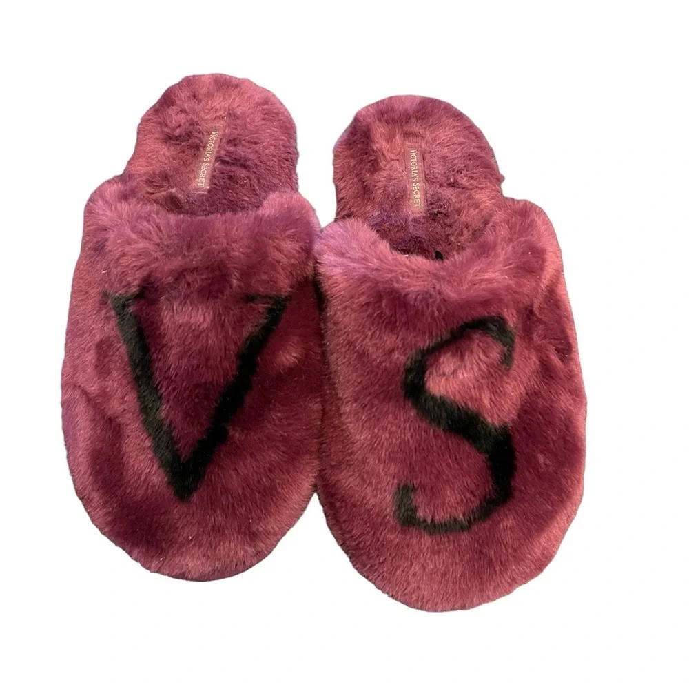 VS Closed-Toe Faux Fur Slippers - Picture 2 of 5